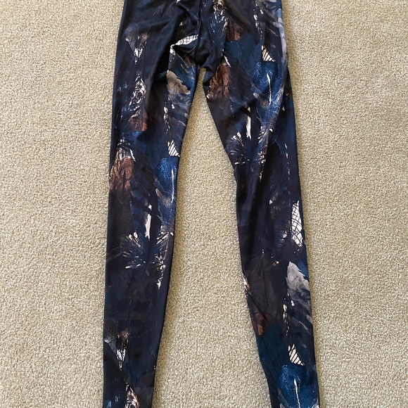 Lululemon leggings. Size 8. - Picture 3 of 3